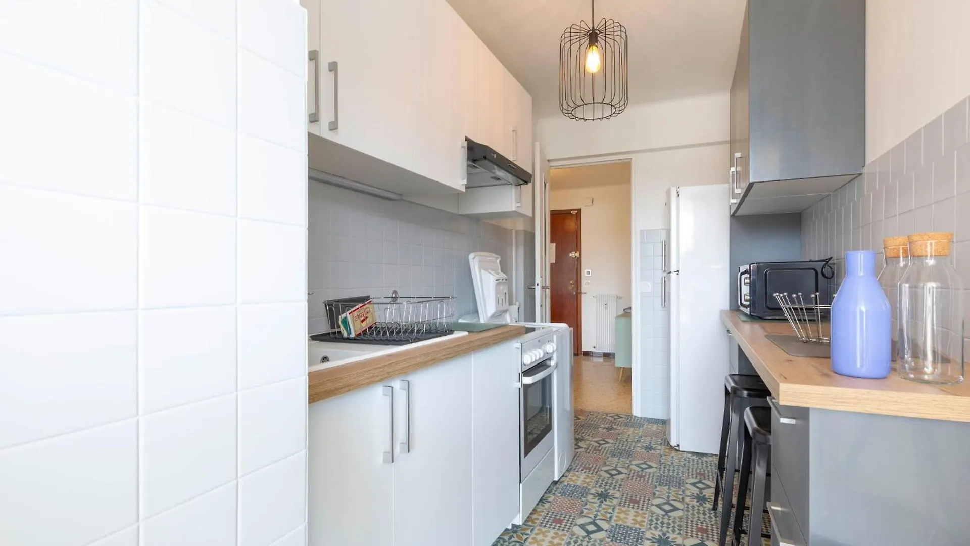 Center Of Antibes Spacious 2 Bedroom Flat With Terrace And Air Conditioning 0*,  Francie