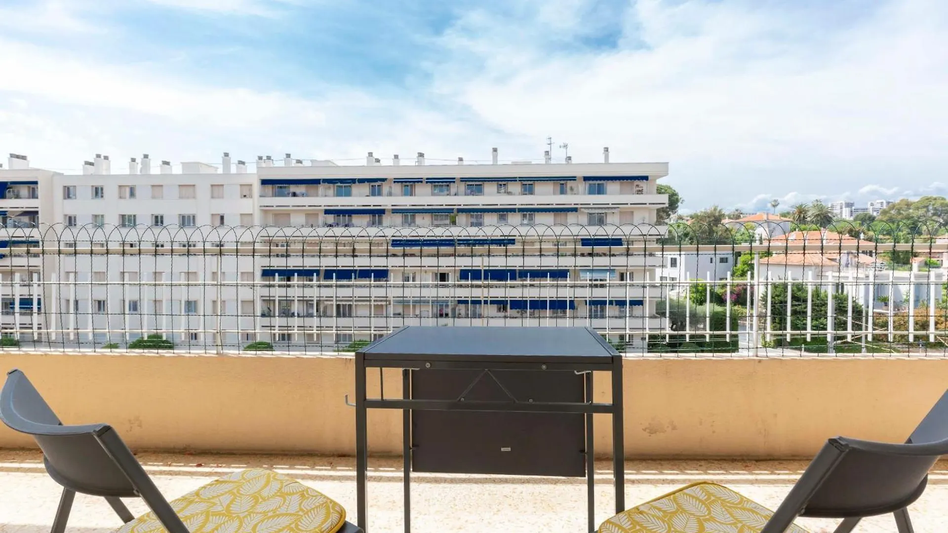 Center Of Antibes Spacious 2 Bedroom Flat With Terrace And Air Conditioning